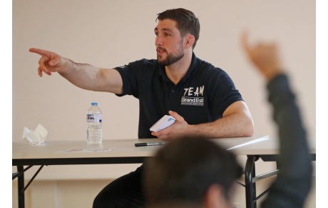 Johnny Bur enseigne la culture du sport 