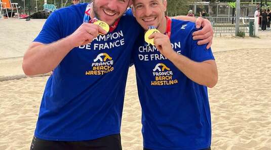 2 champions de France Beach Wrestling